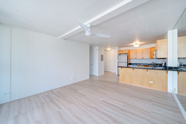 Building Photo - Beautiful, Spacious, Fully Renovated, 1 be...