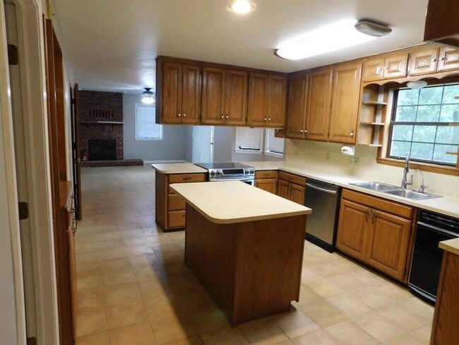 Building Photo - 3607 W Lakeview Dr
