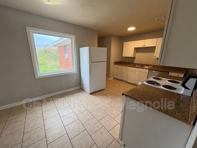 Building Photo - 309 E View Dr