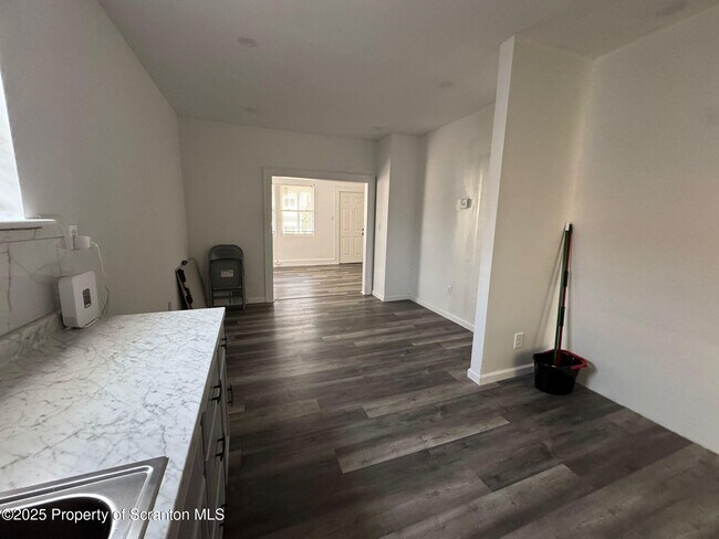 Foto del edificio - 418 E Elm St