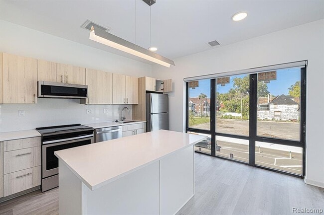 Building Photo - 7410 Kercheval Ave