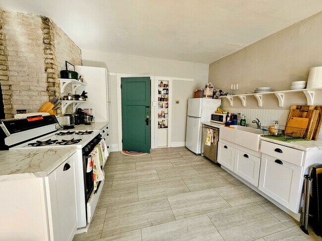 Foto del edificio - 1013 E Center St