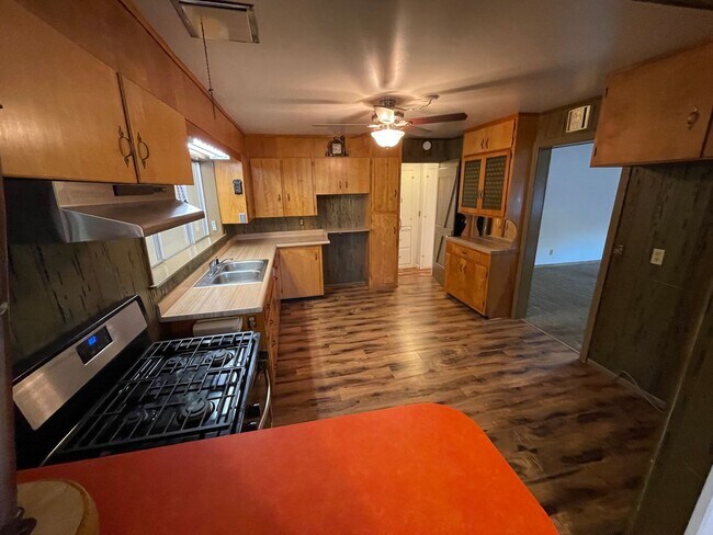 Building Photo - Paradise 3 bedroom 2 1/2 bath, large home,...