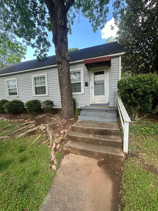 Building Photo - 1307 E 10th St