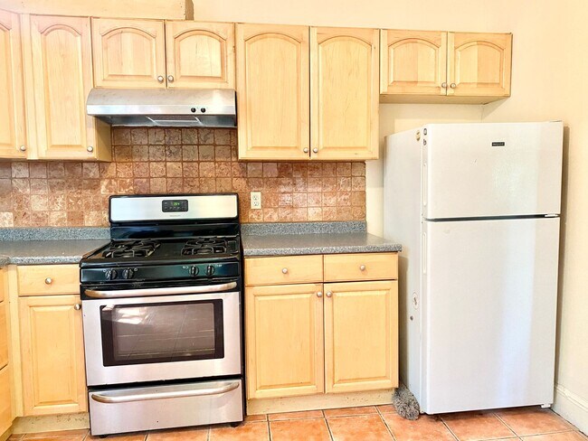 Building Photo - Spacious 2 Bed Plus Den - 1 Bath - Capitol...