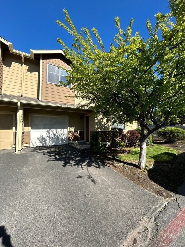Building Photo - 3 Bedroom Townhouse in The Pines at Pilot ...