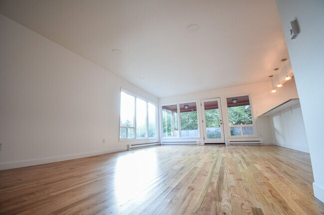 Building Photo - Beautiful 3 Bedroom Home in SW Portland