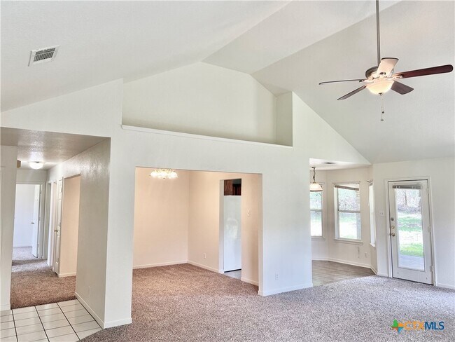 Foto del edificio - 5386 Denmans Loop