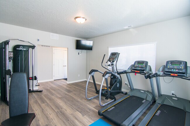Gimnasio en el lugar - Lovely 3-Story Townhomes in The Brickyard!