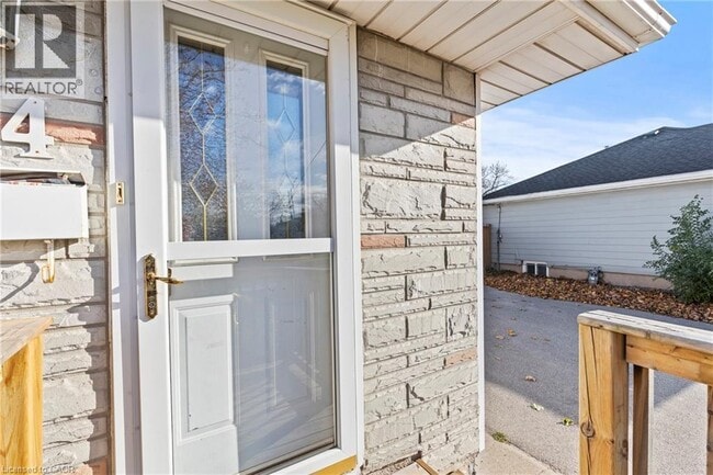 Building Photo - 14 Westmount Ave