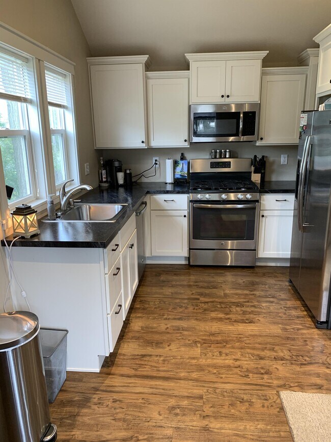 Building Photo - 804 Starr Ave