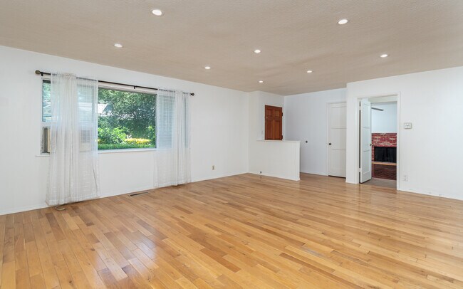 Building Photo - 1456 Hillside Dr