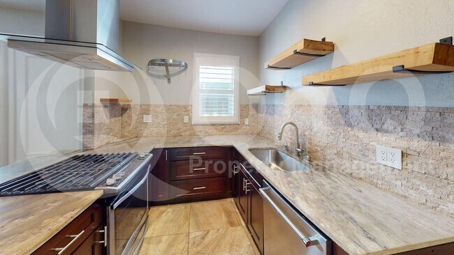 Foto del edificio - 642 N Tyler St