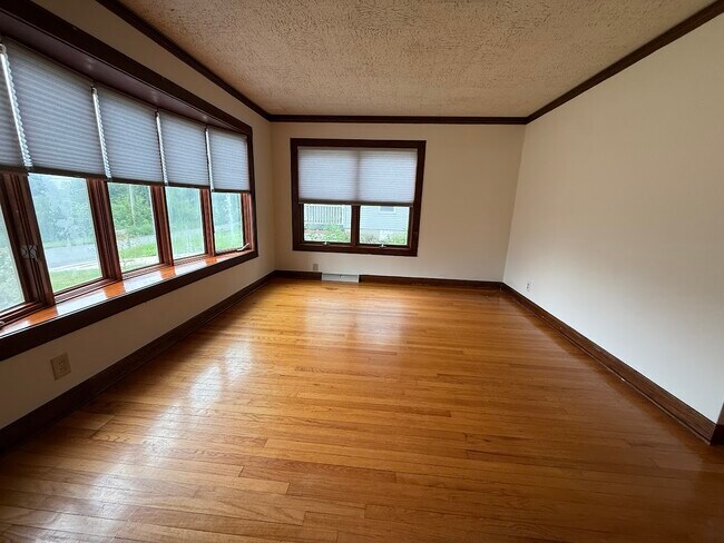 Foto del edificio - 3322 Ridgeway Ave