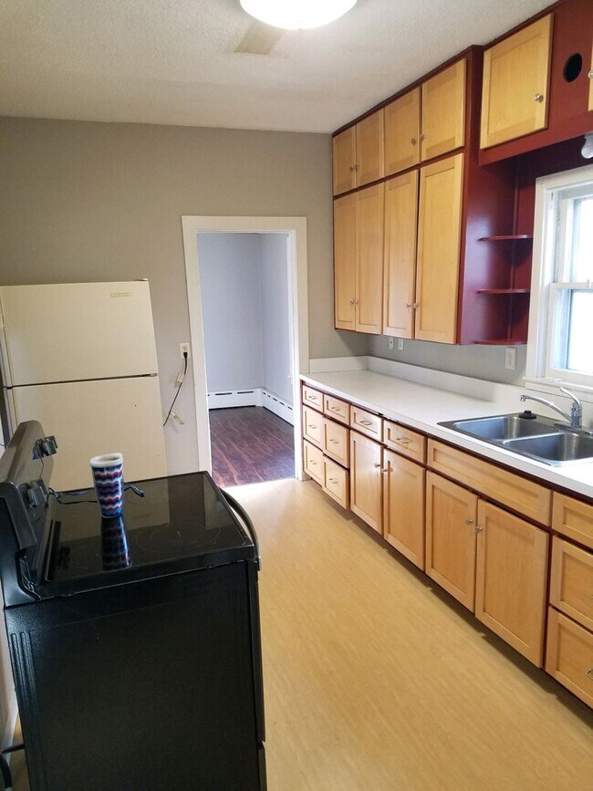Building Photo - 3 Bedroom 2 bath 1 1/2 story home in Alexa...