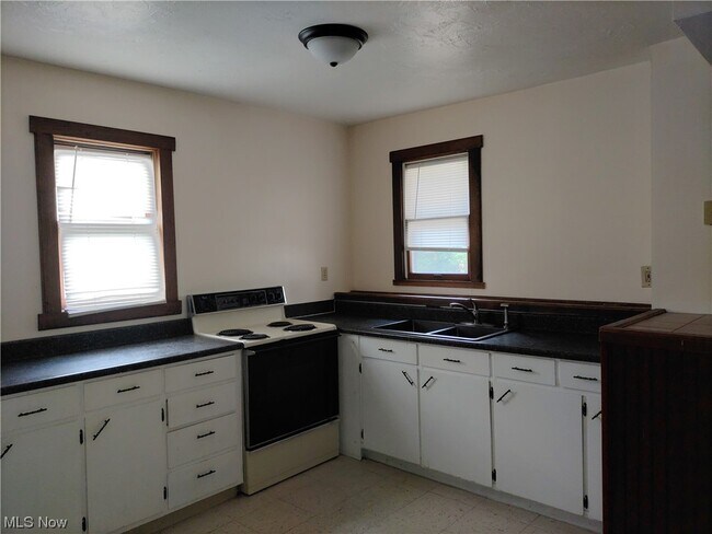 Building Photo - 95 Hall St