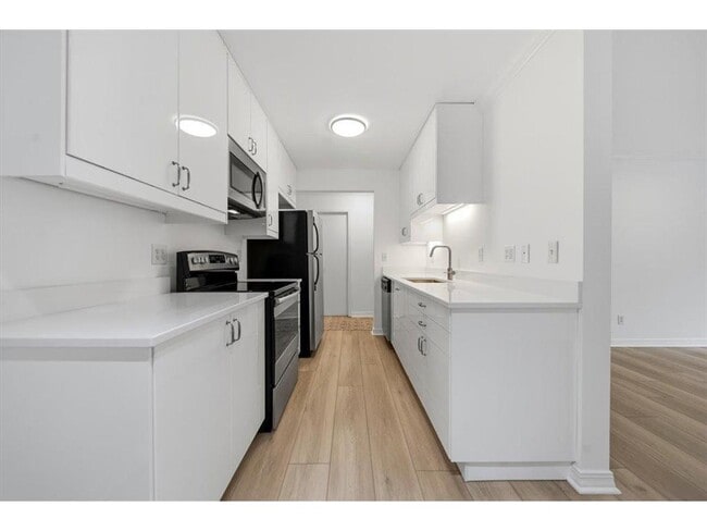 Building Photo - 821 Douglas Ave