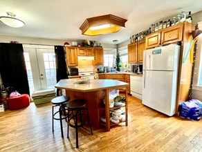 Building Photo - 237 York St