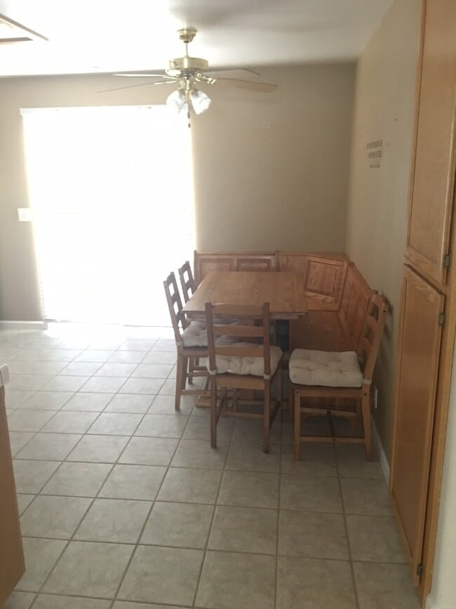 Building Photo - Beautiful home in desired location