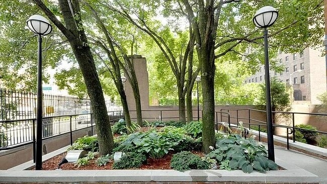 Building Photo - 444 W 35th St