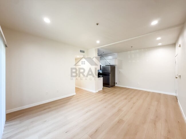 Building Photo - 10849 Fruitland Dr