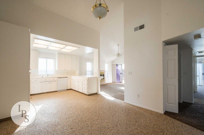 Building Photo - North West Fresno Home, 3BR/2BA, Lots of Amenities