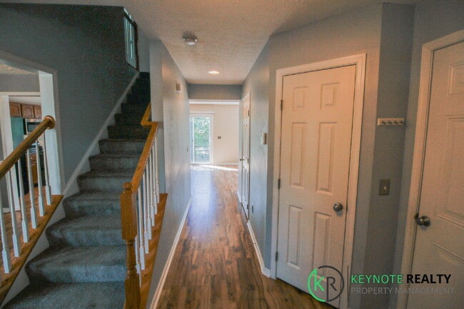 Building Photo - Gorgeous 3 Bedroom, 3 Bathroom Home Availa...