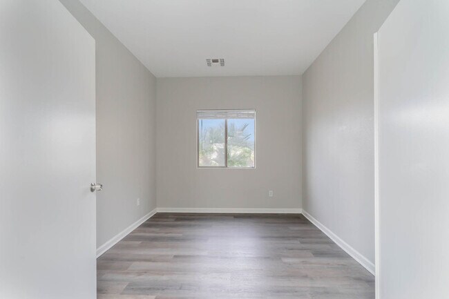 Building Photo - 10439 E Bramble Ave