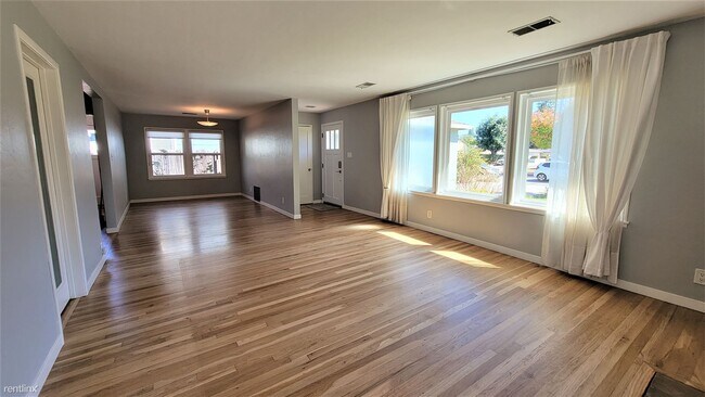 Foto del edificio - 3 br, 2 bath House - 1230 Roosevelt Avenue