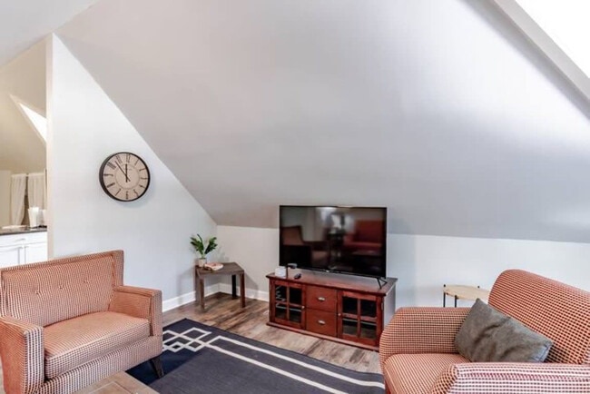 Building Photo - 57 N Ann St