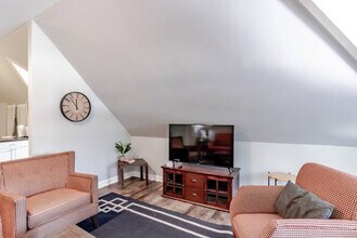 Building Photo - 57 N Ann St