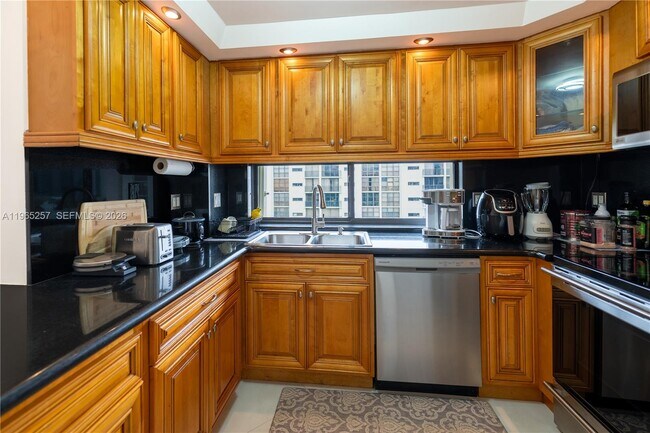 Foto del edificio - 17011 N Bay Rd