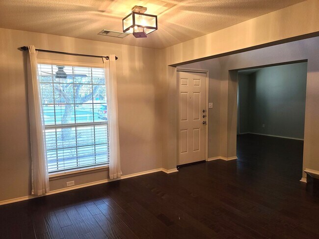 Building Photo - Gorgeous 4 Bed / 3 Bath in Block House Creek