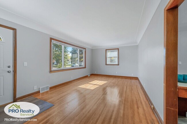 Foto del edificio - 8336 Blaisdell Ave S