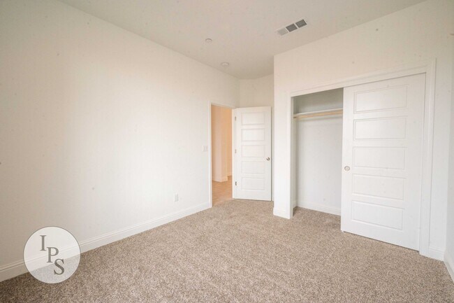 Foto del edificio - 352 N Millard Ave