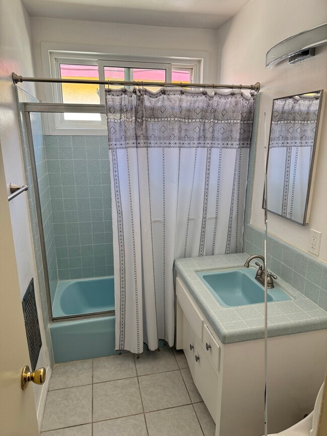 Foto del edificio - 1286 W 36th St