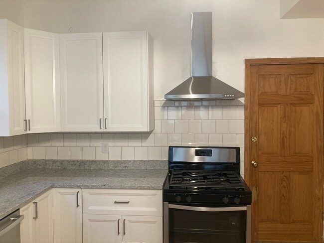 Building Photo - 747 N Throop St