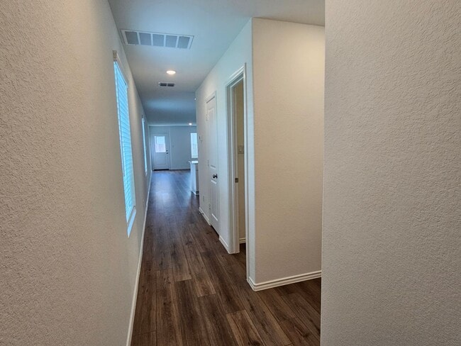 Building Photo - New 4 Bed / 2.5 Bath Home in Jarrell