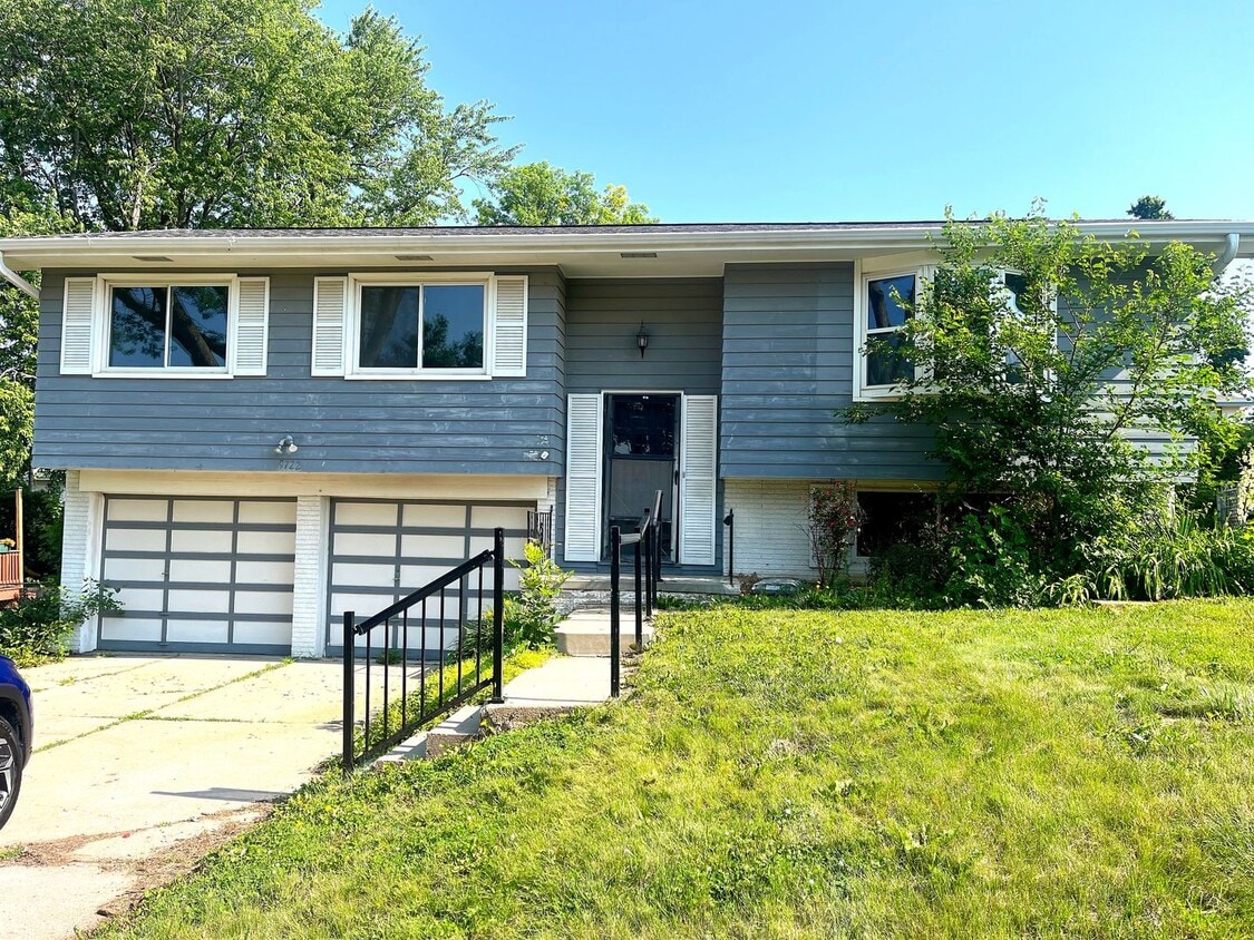 Primary Photo - Charming 2 Bed, 1.5 Bath Home in Omaha – P...