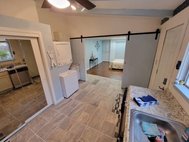 Building Photo - 707 Cirby Way