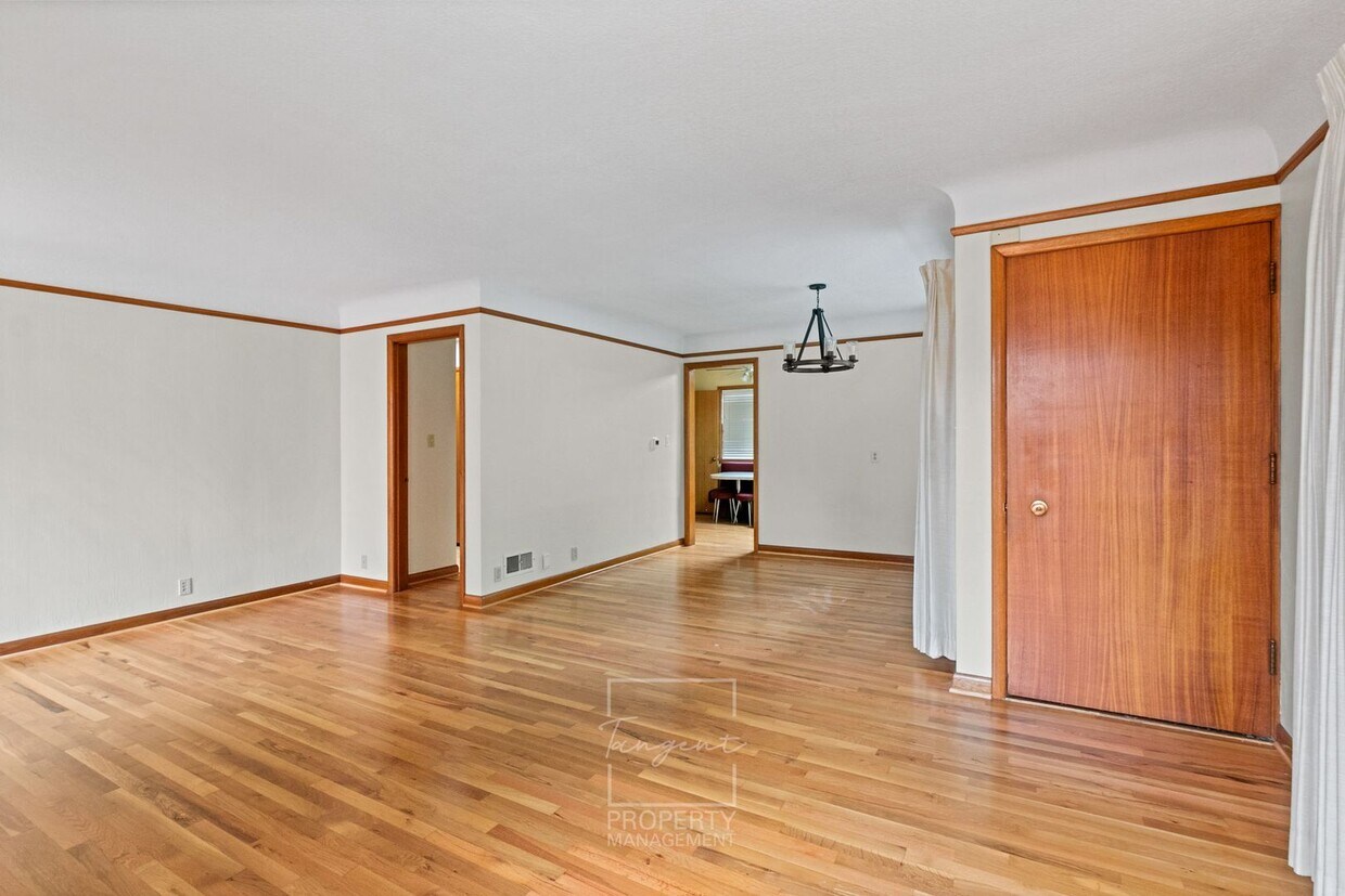 Foto principal - Sunny 4 BR home with lots of space!