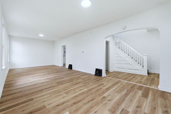 Foto del edificio - Stylishly Renovated 4 Bed, 1 Bath