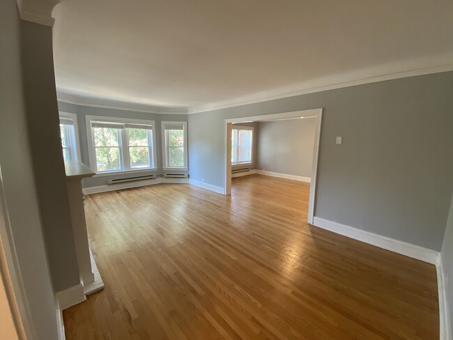 Building Photo - 325 Kedzie St
