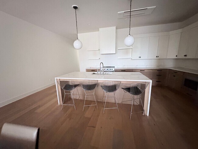 Foto del edificio - Newly built 3 bedroom Townhome with roof top deck