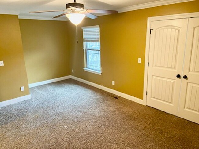 Building Photo - BEAUTIFUL TOWNHOME