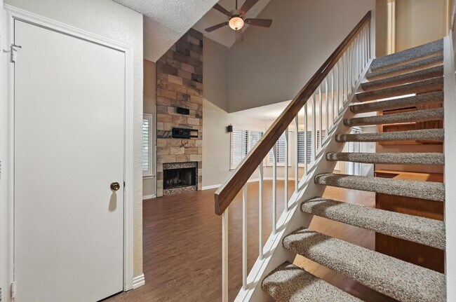 Foto del edificio - Beautiful 3 Bedroom Condo Overlooking The Canal!