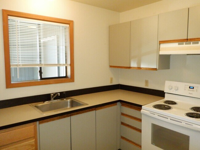 Foto del edificio - 1 Bed/1 Bath Apartment Across Millers Land...