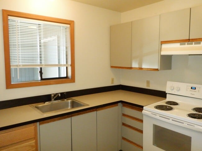 Building Photo - 1 Bed/1 Bath Apartment Across Millers Land...