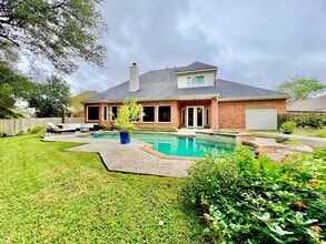 Building Photo - 318 Winding Oak Ln