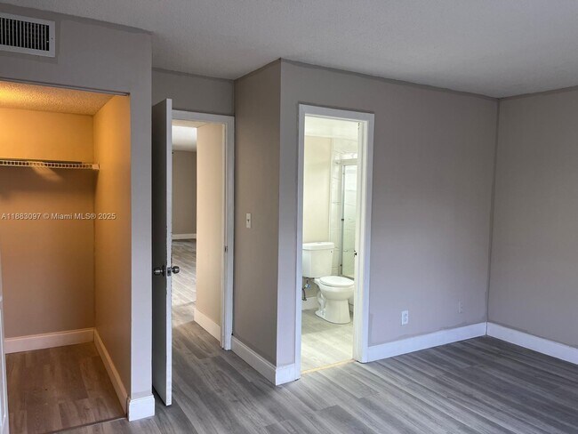 Foto del edificio - 3400 Foxcroft Rd